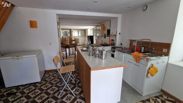 Belle longère de 200 m2 environ composée d'une maison principale et maison d'amis  séparé de 90m2.