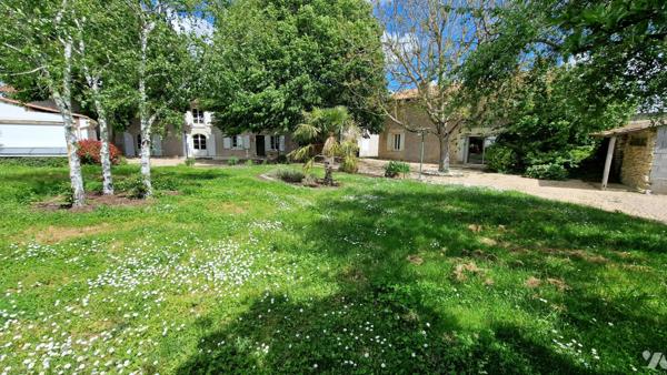 Belle longère de 200 m2 environ composée d'une maison principale et maison d'amis  séparé de 90m2.