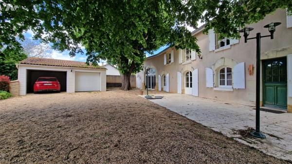 Belle longère de 200 m2 environ composée d'une maison principale et maison d'amis  séparé de 90m2.