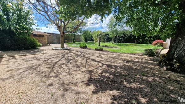 Belle longère de 200 m2 environ composée d'une maison principale et maison d'amis  séparé de 90m2.
