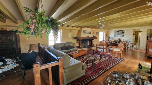 Belle longère de 200 m2 environ composée d'une maison principale et maison d'amis  séparé de 90m2.