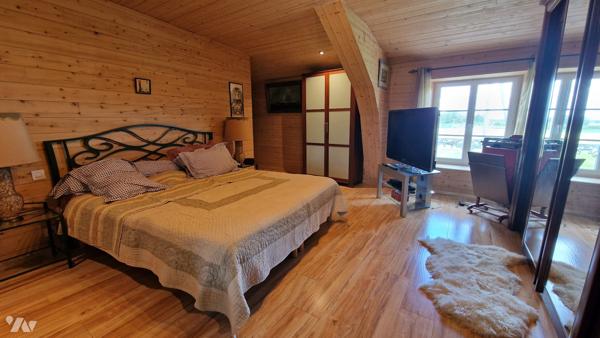 Belle longère de 200 m2 environ composée d'une maison principale et maison d'amis  séparé de 90m2.