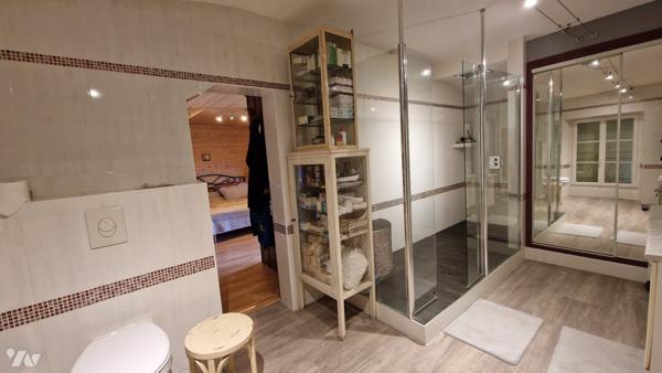 Belle longère de 200 m2 environ composée d'une maison principale et maison d'amis  séparé de 90m2.