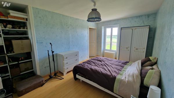 Belle longère de 200 m2 environ composée d'une maison principale et maison d'amis  séparé de 90m2.