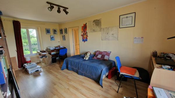 Belle longère de 200 m2 environ composée d'une maison principale et maison d'amis  séparé de 90m2.