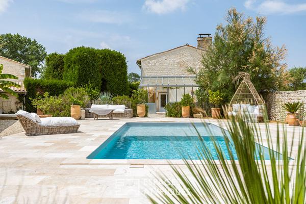 Propriété à la rénovation exceptionnelle mêlant charme et confort