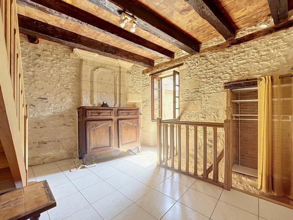 Location                                                      Maison de village
                        
                     2 pièces                      37 m2                     à Le Bugue