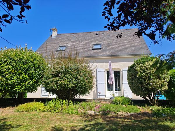 Claire LEMOINE, BSK Immobilier vous présente en exclusivité :

Idéalement située dans un quartier calme et résidentiel, cette maison familiale de 94 m² séduira aussi bien les primo-accédants, les familles à la recherche d'un quotidien pratique que les investisseurs.

Parfaitement entretenue par sa propriétaire, elle offre au rez-de-chaussée une lumineuse pièce de vie traversante, une cuisine fonctionnelle, un WC indépendant ainsi qu'un garage accessible directement depuis l'intérieur.

À l'étage, le palier dessert trois chambres, dont une avec dressing, une salle de bains avec WC et un espace débarras.

À l'extérieur, vous profiterez d'une belle terrasse carrelée de plus de 30 m² et d'un jardin clos et paysagé, idéal pour les enfants, les moments de détente ou les repas entre amis.

Autres atouts :
- Chaudière gaz de ville de 2021
- Fibre optique
- Classe énergétique : C
- Garage

Emplacement idéal permettant un mode de vie pratique (collège, école de musique, plateaux sportifs, commerces et services accessibles à pied)

Une opportunité idéale pour un premier achat, une vie de famille sereine ou un investissement patrimonial dans un secteur recherché.