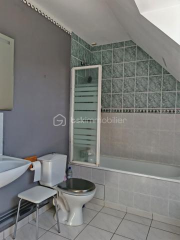 Claire LEMOINE, BSK Immobilier vous présente en exclusivité :

Idéalement située dans un quartier calme et résidentiel, cette maison familiale de 94 m² séduira aussi bien les primo-accédants, les familles à la recherche d'un quotidien pratique que les investisseurs.

Parfaitement entretenue par sa propriétaire, elle offre au rez-de-chaussée une lumineuse pièce de vie traversante, une cuisine fonctionnelle, un WC indépendant ainsi qu'un garage accessible directement depuis l'intérieur.

À l'étage, le palier dessert trois chambres, dont une avec dressing, une salle de bains avec WC et un espace débarras.

À l'extérieur, vous profiterez d'une belle terrasse carrelée de plus de 30 m² et d'un jardin clos et paysagé, idéal pour les enfants, les moments de détente ou les repas entre amis.

Autres atouts :
- Chaudière gaz de ville de 2021
- Fibre optique
- Classe énergétique : C
- Garage

Emplacement idéal permettant un mode de vie pratique (collège, école de musique, plateaux sportifs, commerces et services accessibles à pied)

Une opportunité idéale pour un premier achat, une vie de famille sereine ou un investissement patrimonial dans un secteur recherché.