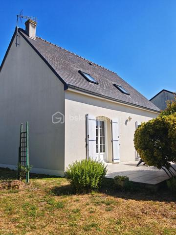 Claire LEMOINE, BSK Immobilier vous présente en exclusivité :

Idéalement située dans un quartier calme et résidentiel, cette maison familiale de 94 m² séduira aussi bien les primo-accédants, les familles à la recherche d'un quotidien pratique que les investisseurs.

Parfaitement entretenue par sa propriétaire, elle offre au rez-de-chaussée une lumineuse pièce de vie traversante, une cuisine fonctionnelle, un WC indépendant ainsi qu'un garage accessible directement depuis l'intérieur.

À l'étage, le palier dessert trois chambres, dont une avec dressing, une salle de bains avec WC et un espace débarras.

À l'extérieur, vous profiterez d'une belle terrasse carrelée de plus de 30 m² et d'un jardin clos et paysagé, idéal pour les enfants, les moments de détente ou les repas entre amis.

Autres atouts :
- Chaudière gaz de ville de 2021
- Fibre optique
- Classe énergétique : C
- Garage

Emplacement idéal permettant un mode de vie pratique (collège, école de musique, plateaux sportifs, commerces et services accessibles à pied)

Une opportunité idéale pour un premier achat, une vie de famille sereine ou un investissement patrimonial dans un secteur recherché.