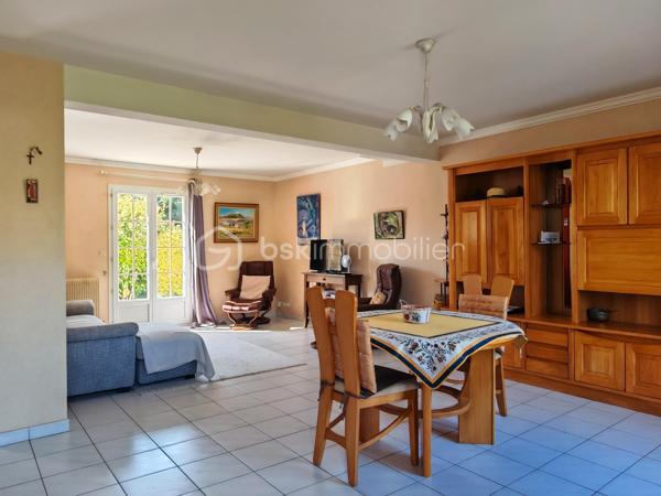 Claire LEMOINE, BSK Immobilier vous présente en exclusivité :

Idéalement située dans un quartier calme et résidentiel, cette maison familiale de 94 m² séduira aussi bien les primo-accédants, les familles à la recherche d'un quotidien pratique que les investisseurs.

Parfaitement entretenue par sa propriétaire, elle offre au rez-de-chaussée une lumineuse pièce de vie traversante, une cuisine fonctionnelle, un WC indépendant ainsi qu'un garage accessible directement depuis l'intérieur.

À l'étage, le palier dessert trois chambres, dont une avec dressing, une salle de bains avec WC et un espace débarras.

À l'extérieur, vous profiterez d'une belle terrasse carrelée de plus de 30 m² et d'un jardin clos et paysagé, idéal pour les enfants, les moments de détente ou les repas entre amis.

Autres atouts :
- Chaudière gaz de ville de 2021
- Fibre optique
- Classe énergétique : C
- Garage

Emplacement idéal permettant un mode de vie pratique (collège, école de musique, plateaux sportifs, commerces et services accessibles à pied)

Une opportunité idéale pour un premier achat, une vie de famille sereine ou un investissement patrimonial dans un secteur recherché.