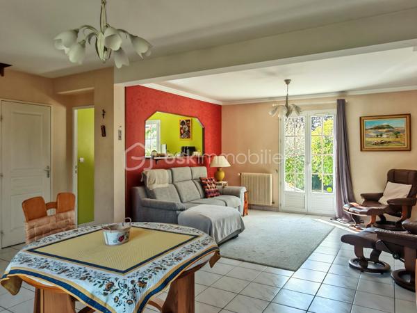 Claire LEMOINE, BSK Immobilier vous présente en exclusivité :

Idéalement située dans un quartier calme et résidentiel, cette maison familiale de 94 m² séduira aussi bien les primo-accédants, les familles à la recherche d'un quotidien pratique que les investisseurs.

Parfaitement entretenue par sa propriétaire, elle offre au rez-de-chaussée une lumineuse pièce de vie traversante, une cuisine fonctionnelle, un WC indépendant ainsi qu'un garage accessible directement depuis l'intérieur.

À l'étage, le palier dessert trois chambres, dont une avec dressing, une salle de bains avec WC et un espace débarras.

À l'extérieur, vous profiterez d'une belle terrasse carrelée de plus de 30 m² et d'un jardin clos et paysagé, idéal pour les enfants, les moments de détente ou les repas entre amis.

Autres atouts :
- Chaudière gaz de ville de 2021
- Fibre optique
- Classe énergétique : C
- Garage

Emplacement idéal permettant un mode de vie pratique (collège, école de musique, plateaux sportifs, commerces et services accessibles à pied)

Une opportunité idéale pour un premier achat, une vie de famille sereine ou un investissement patrimonial dans un secteur recherché.