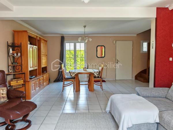 Claire LEMOINE, BSK Immobilier vous présente en exclusivité :

Idéalement située dans un quartier calme et résidentiel, cette maison familiale de 94 m² séduira aussi bien les primo-accédants, les familles à la recherche d'un quotidien pratique que les investisseurs.

Parfaitement entretenue par sa propriétaire, elle offre au rez-de-chaussée une lumineuse pièce de vie traversante, une cuisine fonctionnelle, un WC indépendant ainsi qu'un garage accessible directement depuis l'intérieur.

À l'étage, le palier dessert trois chambres, dont une avec dressing, une salle de bains avec WC et un espace débarras.

À l'extérieur, vous profiterez d'une belle terrasse carrelée de plus de 30 m² et d'un jardin clos et paysagé, idéal pour les enfants, les moments de détente ou les repas entre amis.

Autres atouts :
- Chaudière gaz de ville de 2021
- Fibre optique
- Classe énergétique : C
- Garage

Emplacement idéal permettant un mode de vie pratique (collège, école de musique, plateaux sportifs, commerces et services accessibles à pied)

Une opportunité idéale pour un premier achat, une vie de famille sereine ou un investissement patrimonial dans un secteur recherché.