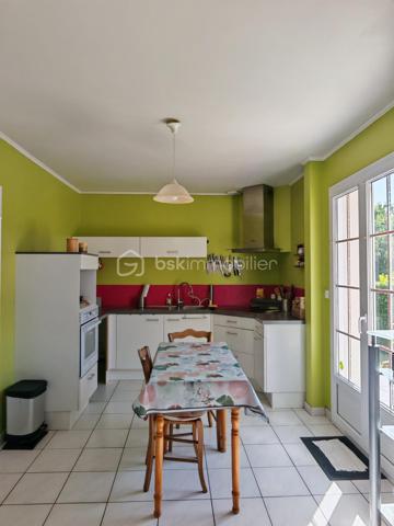 Claire LEMOINE, BSK Immobilier vous présente en exclusivité :

Idéalement située dans un quartier calme et résidentiel, cette maison familiale de 94 m² séduira aussi bien les primo-accédants, les familles à la recherche d'un quotidien pratique que les investisseurs.

Parfaitement entretenue par sa propriétaire, elle offre au rez-de-chaussée une lumineuse pièce de vie traversante, une cuisine fonctionnelle, un WC indépendant ainsi qu'un garage accessible directement depuis l'intérieur.

À l'étage, le palier dessert trois chambres, dont une avec dressing, une salle de bains avec WC et un espace débarras.

À l'extérieur, vous profiterez d'une belle terrasse carrelée de plus de 30 m² et d'un jardin clos et paysagé, idéal pour les enfants, les moments de détente ou les repas entre amis.

Autres atouts :
- Chaudière gaz de ville de 2021
- Fibre optique
- Classe énergétique : C
- Garage

Emplacement idéal permettant un mode de vie pratique (collège, école de musique, plateaux sportifs, commerces et services accessibles à pied)

Une opportunité idéale pour un premier achat, une vie de famille sereine ou un investissement patrimonial dans un secteur recherché.