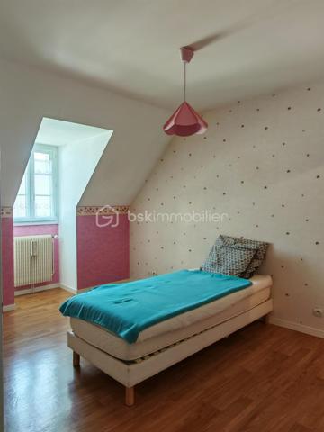 Claire LEMOINE, BSK Immobilier vous présente en exclusivité :

Idéalement située dans un quartier calme et résidentiel, cette maison familiale de 94 m² séduira aussi bien les primo-accédants, les familles à la recherche d'un quotidien pratique que les investisseurs.

Parfaitement entretenue par sa propriétaire, elle offre au rez-de-chaussée une lumineuse pièce de vie traversante, une cuisine fonctionnelle, un WC indépendant ainsi qu'un garage accessible directement depuis l'intérieur.

À l'étage, le palier dessert trois chambres, dont une avec dressing, une salle de bains avec WC et un espace débarras.

À l'extérieur, vous profiterez d'une belle terrasse carrelée de plus de 30 m² et d'un jardin clos et paysagé, idéal pour les enfants, les moments de détente ou les repas entre amis.

Autres atouts :
- Chaudière gaz de ville de 2021
- Fibre optique
- Classe énergétique : C
- Garage

Emplacement idéal permettant un mode de vie pratique (collège, école de musique, plateaux sportifs, commerces et services accessibles à pied)

Une opportunité idéale pour un premier achat, une vie de famille sereine ou un investissement patrimonial dans un secteur recherché.