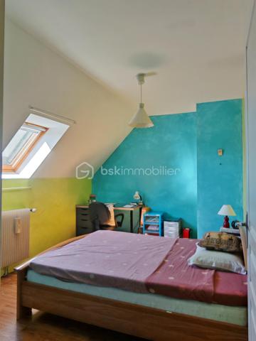 Claire LEMOINE, BSK Immobilier vous présente en exclusivité :

Idéalement située dans un quartier calme et résidentiel, cette maison familiale de 94 m² séduira aussi bien les primo-accédants, les familles à la recherche d'un quotidien pratique que les investisseurs.

Parfaitement entretenue par sa propriétaire, elle offre au rez-de-chaussée une lumineuse pièce de vie traversante, une cuisine fonctionnelle, un WC indépendant ainsi qu'un garage accessible directement depuis l'intérieur.

À l'étage, le palier dessert trois chambres, dont une avec dressing, une salle de bains avec WC et un espace débarras.

À l'extérieur, vous profiterez d'une belle terrasse carrelée de plus de 30 m² et d'un jardin clos et paysagé, idéal pour les enfants, les moments de détente ou les repas entre amis.

Autres atouts :
- Chaudière gaz de ville de 2021
- Fibre optique
- Classe énergétique : C
- Garage

Emplacement idéal permettant un mode de vie pratique (collège, école de musique, plateaux sportifs, commerces et services accessibles à pied)

Une opportunité idéale pour un premier achat, une vie de famille sereine ou un investissement patrimonial dans un secteur recherché.