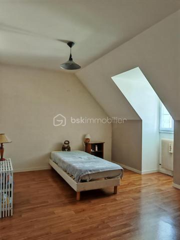 Claire LEMOINE, BSK Immobilier vous présente en exclusivité :

Idéalement située dans un quartier calme et résidentiel, cette maison familiale de 94 m² séduira aussi bien les primo-accédants, les familles à la recherche d'un quotidien pratique que les investisseurs.

Parfaitement entretenue par sa propriétaire, elle offre au rez-de-chaussée une lumineuse pièce de vie traversante, une cuisine fonctionnelle, un WC indépendant ainsi qu'un garage accessible directement depuis l'intérieur.

À l'étage, le palier dessert trois chambres, dont une avec dressing, une salle de bains avec WC et un espace débarras.

À l'extérieur, vous profiterez d'une belle terrasse carrelée de plus de 30 m² et d'un jardin clos et paysagé, idéal pour les enfants, les moments de détente ou les repas entre amis.

Autres atouts :
- Chaudière gaz de ville de 2021
- Fibre optique
- Classe énergétique : C
- Garage

Emplacement idéal permettant un mode de vie pratique (collège, école de musique, plateaux sportifs, commerces et services accessibles à pied)

Une opportunité idéale pour un premier achat, une vie de famille sereine ou un investissement patrimonial dans un secteur recherché.