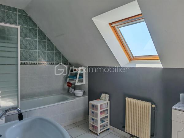 Claire LEMOINE, BSK Immobilier vous présente en exclusivité :

Idéalement située dans un quartier calme et résidentiel, cette maison familiale de 94 m² séduira aussi bien les primo-accédants, les familles à la recherche d'un quotidien pratique que les investisseurs.

Parfaitement entretenue par sa propriétaire, elle offre au rez-de-chaussée une lumineuse pièce de vie traversante, une cuisine fonctionnelle, un WC indépendant ainsi qu'un garage accessible directement depuis l'intérieur.

À l'étage, le palier dessert trois chambres, dont une avec dressing, une salle de bains avec WC et un espace débarras.

À l'extérieur, vous profiterez d'une belle terrasse carrelée de plus de 30 m² et d'un jardin clos et paysagé, idéal pour les enfants, les moments de détente ou les repas entre amis.

Autres atouts :
- Chaudière gaz de ville de 2021
- Fibre optique
- Classe énergétique : C
- Garage

Emplacement idéal permettant un mode de vie pratique (collège, école de musique, plateaux sportifs, commerces et services accessibles à pied)

Une opportunité idéale pour un premier achat, une vie de famille sereine ou un investissement patrimonial dans un secteur recherché.