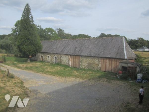 Grande propriété de 463 m2 habitable, grande dépendance et étang 6800 m2
