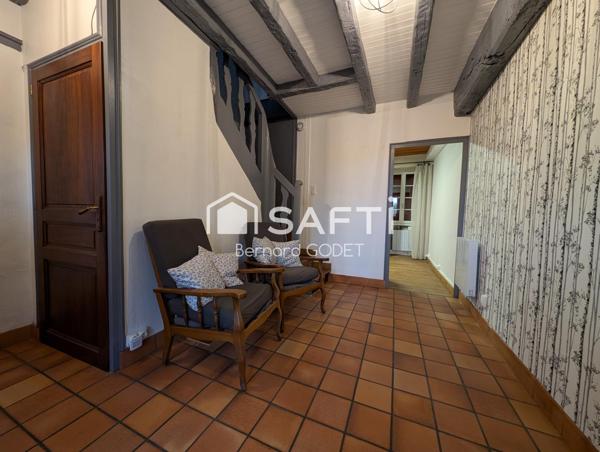 Maison ancienne en pierre proche commerces.