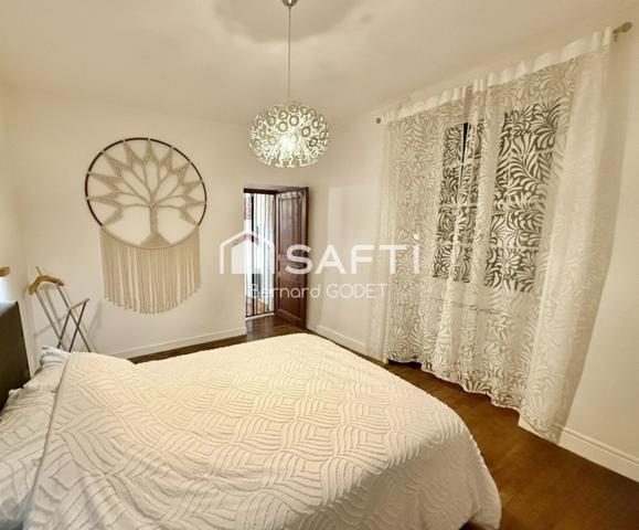 Maison ancienne en pierre proche commerces.