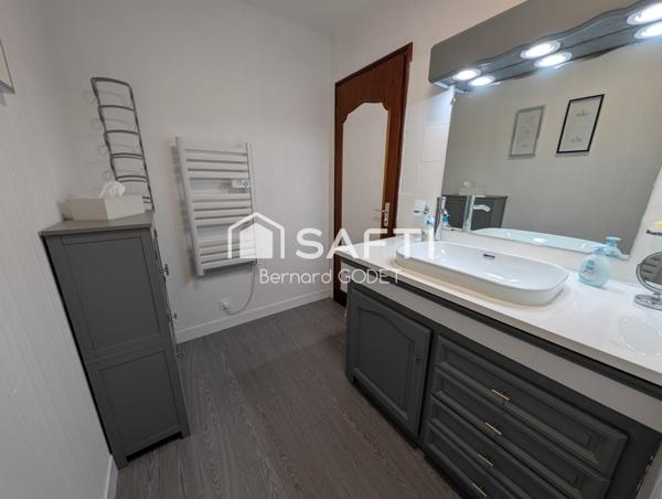 Maison ancienne en pierre proche commerces.