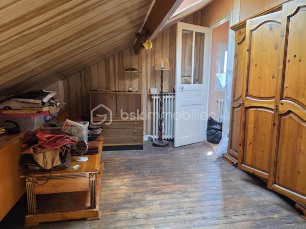 Située à Meaux, à proximité du centre-ville, venez découvrir cette maison en pierre meulière pleine de charme, offrant 89 m² habitables (environ 100 m² au sol) et un beau potentiel après rénovation.

Surélevée sur un sous-sol total, elle se compose au niveau principal d'une entrée, d'une cuisine, d'un salon-séjour, d'une chambre donnant directement accès à une agréable véranda installée en 2019, d'une salle d'eau et d'un WC indépendant.

À l'étage, un dégagement dessert deux chambres supplémentaires, une salle de bains ainsi qu'une petite pièce de rangement.

À l'extérieur, vous profiterez d'un jardin, d'un cabanon de jardin, idéal pour le stockage ainsi que d'un garage.

Côté équipements, la maison bénéficie du double vitrage, d'une chaudière gaz récente d'environ 2 ans, ainsi que d'une pompe à chaleur réversible équipant le salon et l'une des chambres.

Des travaux importants de rénovation et de remise au goût du jour sont à prévoir, mais cette maison possède de véritables atouts : le cachet de la pierre meulière, de beaux volumes, trois chambres, une véranda et un sous-sol total.

Une maison pleine de charme qui ne demande qu'à retrouver une seconde jeunesse et à accueillir un nouveau projet de vie. 🏡

À noter : les honoraires d'agence sont à la charge de l'acquéreur. Pensez à en tenir compte dans votre plan de financement.