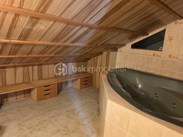 Située à Meaux, à proximité du centre-ville, venez découvrir cette maison en pierre meulière pleine de charme, offrant 89 m² habitables (environ 100 m² au sol) et un beau potentiel après rénovation.

Surélevée sur un sous-sol total, elle se compose au niveau principal d'une entrée, d'une cuisine, d'un salon-séjour, d'une chambre donnant directement accès à une agréable véranda installée en 2019, d'une salle d'eau et d'un WC indépendant.

À l'étage, un dégagement dessert deux chambres supplémentaires, une salle de bains ainsi qu'une petite pièce de rangement.

À l'extérieur, vous profiterez d'un jardin, d'un cabanon de jardin, idéal pour le stockage ainsi que d'un garage.

Côté équipements, la maison bénéficie du double vitrage, d'une chaudière gaz récente d'environ 2 ans, ainsi que d'une pompe à chaleur réversible équipant le salon et l'une des chambres.

Des travaux importants de rénovation et de remise au goût du jour sont à prévoir, mais cette maison possède de véritables atouts : le cachet de la pierre meulière, de beaux volumes, trois chambres, une véranda et un sous-sol total.

Une maison pleine de charme qui ne demande qu'à retrouver une seconde jeunesse et à accueillir un nouveau projet de vie. 🏡

À noter : les honoraires d'agence sont à la charge de l'acquéreur. Pensez à en tenir compte dans votre plan de financement.