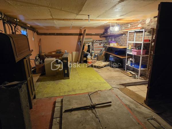 Située à Meaux, à proximité du centre-ville, venez découvrir cette maison en pierre meulière pleine de charme, offrant 89 m² habitables (environ 100 m² au sol) et un beau potentiel après rénovation.

Surélevée sur un sous-sol total, elle se compose au niveau principal d'une entrée, d'une cuisine, d'un salon-séjour, d'une chambre donnant directement accès à une agréable véranda installée en 2019, d'une salle d'eau et d'un WC indépendant.

À l'étage, un dégagement dessert deux chambres supplémentaires, une salle de bains ainsi qu'une petite pièce de rangement.

À l'extérieur, vous profiterez d'un jardin, d'un cabanon de jardin, idéal pour le stockage ainsi que d'un garage.

Côté équipements, la maison bénéficie du double vitrage, d'une chaudière gaz récente d'environ 2 ans, ainsi que d'une pompe à chaleur réversible équipant le salon et l'une des chambres.

Des travaux importants de rénovation et de remise au goût du jour sont à prévoir, mais cette maison possède de véritables atouts : le cachet de la pierre meulière, de beaux volumes, trois chambres, une véranda et un sous-sol total.

Une maison pleine de charme qui ne demande qu'à retrouver une seconde jeunesse et à accueillir un nouveau projet de vie. 🏡

À noter : les honoraires d'agence sont à la charge de l'acquéreur. Pensez à en tenir compte dans votre plan de financement.