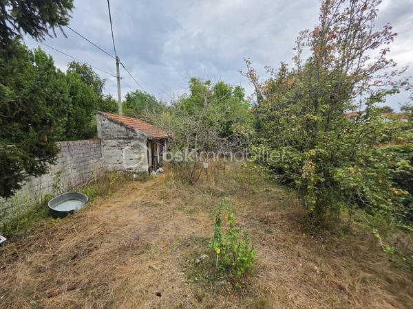 Située à Meaux, à proximité du centre-ville, venez découvrir cette maison en pierre meulière pleine de charme, offrant 89 m² habitables (environ 100 m² au sol) et un beau potentiel après rénovation.

Surélevée sur un sous-sol total, elle se compose au niveau principal d'une entrée, d'une cuisine, d'un salon-séjour, d'une chambre donnant directement accès à une agréable véranda installée en 2019, d'une salle d'eau et d'un WC indépendant.

À l'étage, un dégagement dessert deux chambres supplémentaires, une salle de bains ainsi qu'une petite pièce de rangement.

À l'extérieur, vous profiterez d'un jardin, d'un cabanon de jardin, idéal pour le stockage ainsi que d'un garage.

Côté équipements, la maison bénéficie du double vitrage, d'une chaudière gaz récente d'environ 2 ans, ainsi que d'une pompe à chaleur réversible équipant le salon et l'une des chambres.

Des travaux importants de rénovation et de remise au goût du jour sont à prévoir, mais cette maison possède de véritables atouts : le cachet de la pierre meulière, de beaux volumes, trois chambres, une véranda et un sous-sol total.

Une maison pleine de charme qui ne demande qu'à retrouver une seconde jeunesse et à accueillir un nouveau projet de vie. 🏡

À noter : les honoraires d'agence sont à la charge de l'acquéreur. Pensez à en tenir compte dans votre plan de financement.
