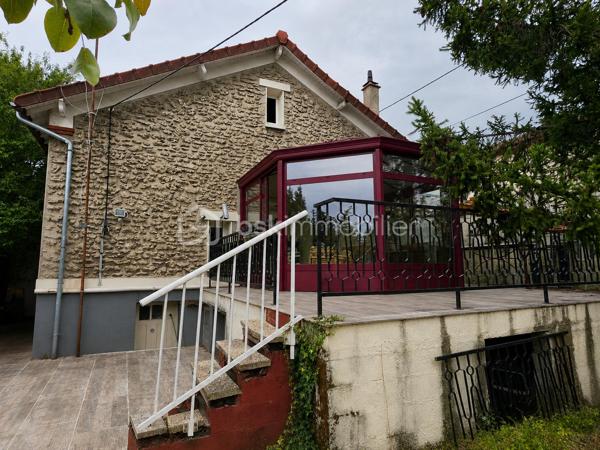 Située à Meaux, à proximité du centre-ville, venez découvrir cette maison en pierre meulière pleine de charme, offrant 89 m² habitables (environ 100 m² au sol) et un beau potentiel après rénovation.

Surélevée sur un sous-sol total, elle se compose au niveau principal d'une entrée, d'une cuisine, d'un salon-séjour, d'une chambre donnant directement accès à une agréable véranda installée en 2019, d'une salle d'eau et d'un WC indépendant.

À l'étage, un dégagement dessert deux chambres supplémentaires, une salle de bains ainsi qu'une petite pièce de rangement.

À l'extérieur, vous profiterez d'un jardin, d'un cabanon de jardin, idéal pour le stockage ainsi que d'un garage.

Côté équipements, la maison bénéficie du double vitrage, d'une chaudière gaz récente d'environ 2 ans, ainsi que d'une pompe à chaleur réversible équipant le salon et l'une des chambres.

Des travaux importants de rénovation et de remise au goût du jour sont à prévoir, mais cette maison possède de véritables atouts : le cachet de la pierre meulière, de beaux volumes, trois chambres, une véranda et un sous-sol total.

Une maison pleine de charme qui ne demande qu'à retrouver une seconde jeunesse et à accueillir un nouveau projet de vie. 🏡

À noter : les honoraires d'agence sont à la charge de l'acquéreur. Pensez à en tenir compte dans votre plan de financement.