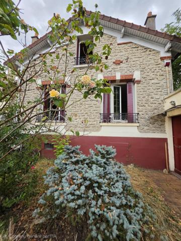 Située à Meaux, à proximité du centre-ville, venez découvrir cette maison en pierre meulière pleine de charme, offrant 89 m² habitables (environ 100 m² au sol) et un beau potentiel après rénovation.

Surélevée sur un sous-sol total, elle se compose au niveau principal d'une entrée, d'une cuisine, d'un salon-séjour, d'une chambre donnant directement accès à une agréable véranda installée en 2019, d'une salle d'eau et d'un WC indépendant.

À l'étage, un dégagement dessert deux chambres supplémentaires, une salle de bains ainsi qu'une petite pièce de rangement.

À l'extérieur, vous profiterez d'un jardin, d'un cabanon de jardin, idéal pour le stockage ainsi que d'un garage.

Côté équipements, la maison bénéficie du double vitrage, d'une chaudière gaz récente d'environ 2 ans, ainsi que d'une pompe à chaleur réversible équipant le salon et l'une des chambres.

Des travaux importants de rénovation et de remise au goût du jour sont à prévoir, mais cette maison possède de véritables atouts : le cachet de la pierre meulière, de beaux volumes, trois chambres, une véranda et un sous-sol total.

Une maison pleine de charme qui ne demande qu'à retrouver une seconde jeunesse et à accueillir un nouveau projet de vie. 🏡

À noter : les honoraires d'agence sont à la charge de l'acquéreur. Pensez à en tenir compte dans votre plan de financement.
