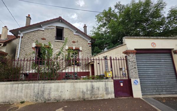 Située à Meaux, à proximité du centre-ville, venez découvrir cette maison en pierre meulière pleine de charme, offrant 89 m² habitables (environ 100 m² au sol) et un beau potentiel après rénovation.

Surélevée sur un sous-sol total, elle se compose au niveau principal d'une entrée, d'une cuisine, d'un salon-séjour, d'une chambre donnant directement accès à une agréable véranda installée en 2019, d'une salle d'eau et d'un WC indépendant.

À l'étage, un dégagement dessert deux chambres supplémentaires, une salle de bains ainsi qu'une petite pièce de rangement.

À l'extérieur, vous profiterez d'un jardin, d'un cabanon de jardin, idéal pour le stockage ainsi que d'un garage.

Côté équipements, la maison bénéficie du double vitrage, d'une chaudière gaz récente d'environ 2 ans, ainsi que d'une pompe à chaleur réversible équipant le salon et l'une des chambres.

Des travaux importants de rénovation et de remise au goût du jour sont à prévoir, mais cette maison possède de véritables atouts : le cachet de la pierre meulière, de beaux volumes, trois chambres, une véranda et un sous-sol total.

Une maison pleine de charme qui ne demande qu'à retrouver une seconde jeunesse et à accueillir un nouveau projet de vie. 🏡

À noter : les honoraires d'agence sont à la charge de l'acquéreur. Pensez à en tenir compte dans votre plan de financement.