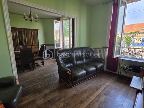 Située à Meaux, à proximité du centre-ville, venez découvrir cette maison en pierre meulière pleine de charme, offrant 89 m² habitables (environ 100 m² au sol) et un beau potentiel après rénovation.

Surélevée sur un sous-sol total, elle se compose au niveau principal d'une entrée, d'une cuisine, d'un salon-séjour, d'une chambre donnant directement accès à une agréable véranda installée en 2019, d'une salle d'eau et d'un WC indépendant.

À l'étage, un dégagement dessert deux chambres supplémentaires, une salle de bains ainsi qu'une petite pièce de rangement.

À l'extérieur, vous profiterez d'un jardin, d'un cabanon de jardin, idéal pour le stockage ainsi que d'un garage.

Côté équipements, la maison bénéficie du double vitrage, d'une chaudière gaz récente d'environ 2 ans, ainsi que d'une pompe à chaleur réversible équipant le salon et l'une des chambres.

Des travaux importants de rénovation et de remise au goût du jour sont à prévoir, mais cette maison possède de véritables atouts : le cachet de la pierre meulière, de beaux volumes, trois chambres, une véranda et un sous-sol total.

Une maison pleine de charme qui ne demande qu'à retrouver une seconde jeunesse et à accueillir un nouveau projet de vie. 🏡

À noter : les honoraires d'agence sont à la charge de l'acquéreur. Pensez à en tenir compte dans votre plan de financement.