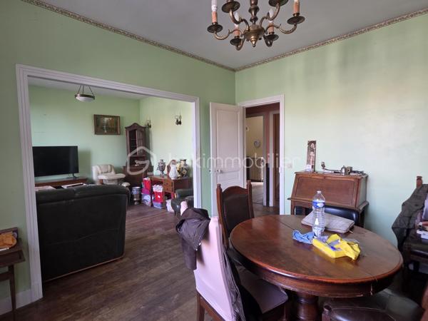 Située à Meaux, à proximité du centre-ville, venez découvrir cette maison en pierre meulière pleine de charme, offrant 89 m² habitables (environ 100 m² au sol) et un beau potentiel après rénovation.

Surélevée sur un sous-sol total, elle se compose au niveau principal d'une entrée, d'une cuisine, d'un salon-séjour, d'une chambre donnant directement accès à une agréable véranda installée en 2019, d'une salle d'eau et d'un WC indépendant.

À l'étage, un dégagement dessert deux chambres supplémentaires, une salle de bains ainsi qu'une petite pièce de rangement.

À l'extérieur, vous profiterez d'un jardin, d'un cabanon de jardin, idéal pour le stockage ainsi que d'un garage.

Côté équipements, la maison bénéficie du double vitrage, d'une chaudière gaz récente d'environ 2 ans, ainsi que d'une pompe à chaleur réversible équipant le salon et l'une des chambres.

Des travaux importants de rénovation et de remise au goût du jour sont à prévoir, mais cette maison possède de véritables atouts : le cachet de la pierre meulière, de beaux volumes, trois chambres, une véranda et un sous-sol total.

Une maison pleine de charme qui ne demande qu'à retrouver une seconde jeunesse et à accueillir un nouveau projet de vie. 🏡

À noter : les honoraires d'agence sont à la charge de l'acquéreur. Pensez à en tenir compte dans votre plan de financement.