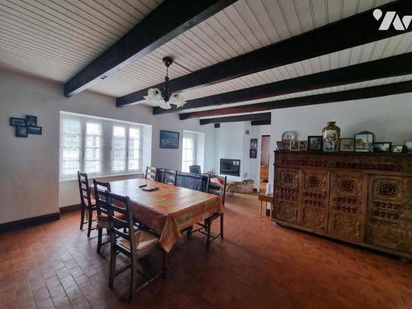 Maison +dépendances et bois