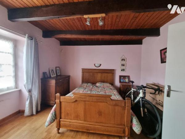 Maison +dépendances et bois