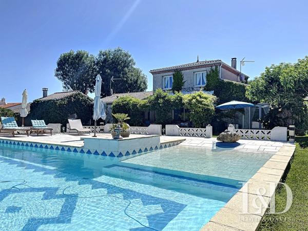 BREUILLET : villa 170 m² + dépendances et piscine, sur 2066 m² de parc