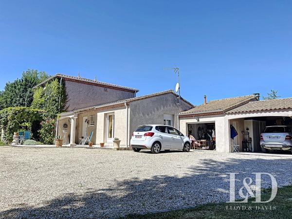 BREUILLET : villa 170 m² + dépendances et piscine, sur 2066 m² de parc