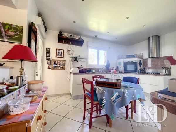 BREUILLET : villa 170 m² + dépendances et piscine, sur 2066 m² de parc