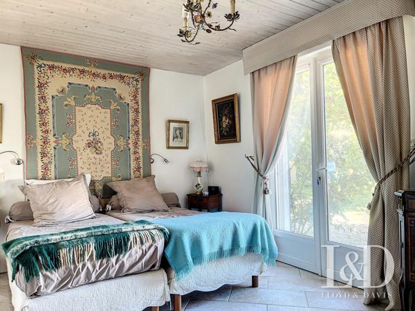 BREUILLET : villa 170 m² + dépendances et piscine, sur 2066 m² de parc