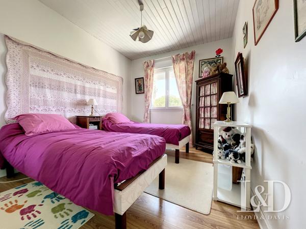 BREUILLET : villa 170 m² + dépendances et piscine, sur 2066 m² de parc