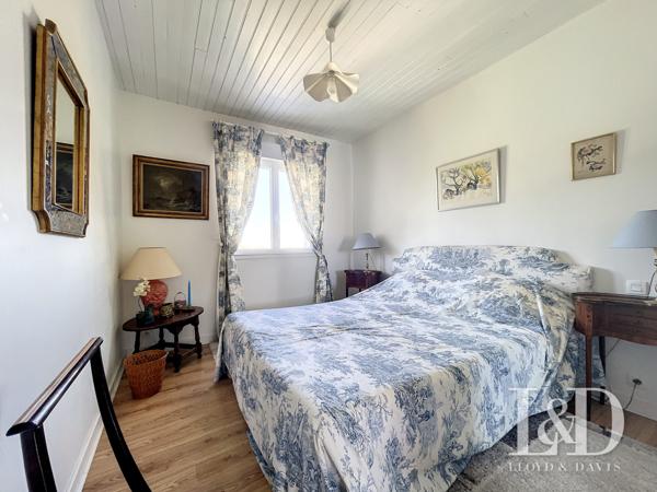 BREUILLET : villa 170 m² + dépendances et piscine, sur 2066 m² de parc