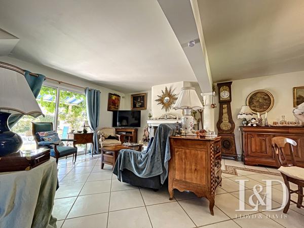 BREUILLET : villa 170 m² + dépendances et piscine, sur 2066 m² de parc