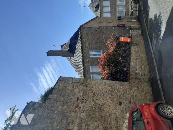 Maison centre ville en pierre avec 3 chambres , séjour, cuisine, jardin, garage