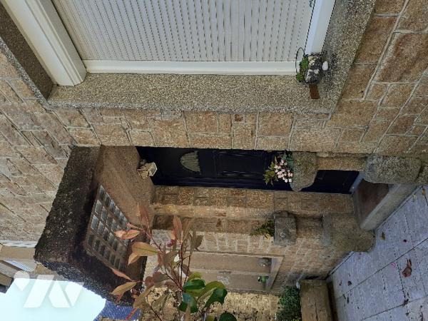 Maison centre ville en pierre avec 3 chambres , séjour, cuisine, jardin, garage