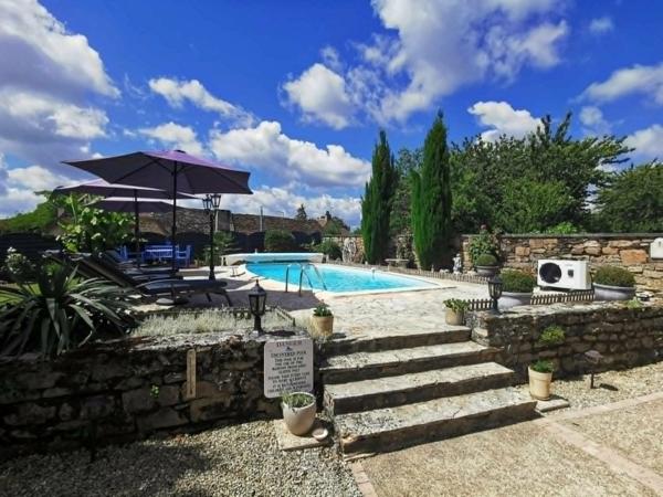 Maison de caractère avec piscine, un bien unique proche de tout ce qui importe