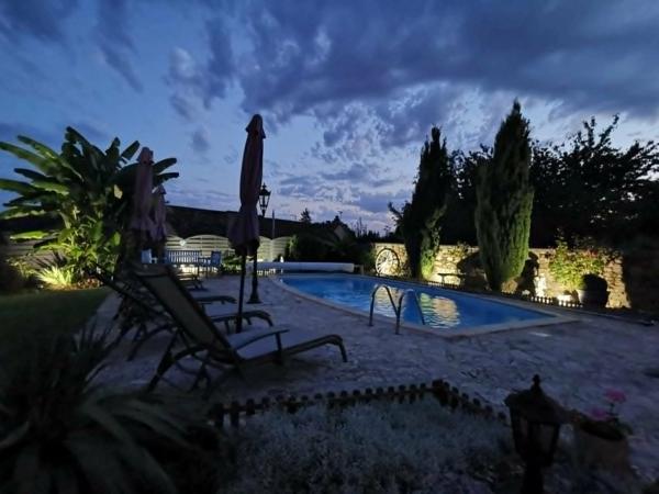 Maison de caractère avec piscine, un bien unique proche de tout ce qui importe