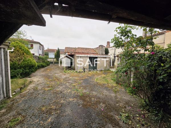 Maison de bourg. Proximité de l'axe La Roche/Nantes, 4 minutes de la gare.