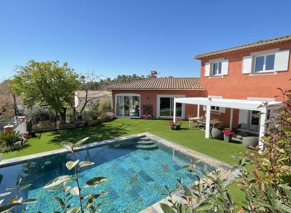 Maison 6 pièces de 162m2 avec garage et piscine.